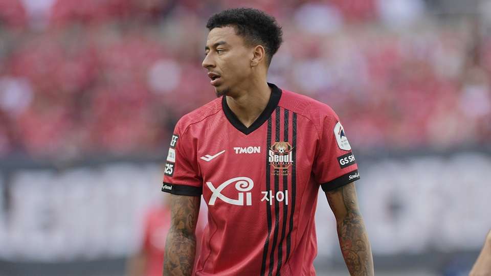 📽️ | Lingard akwardly tries delivering speech to Seoul squad  