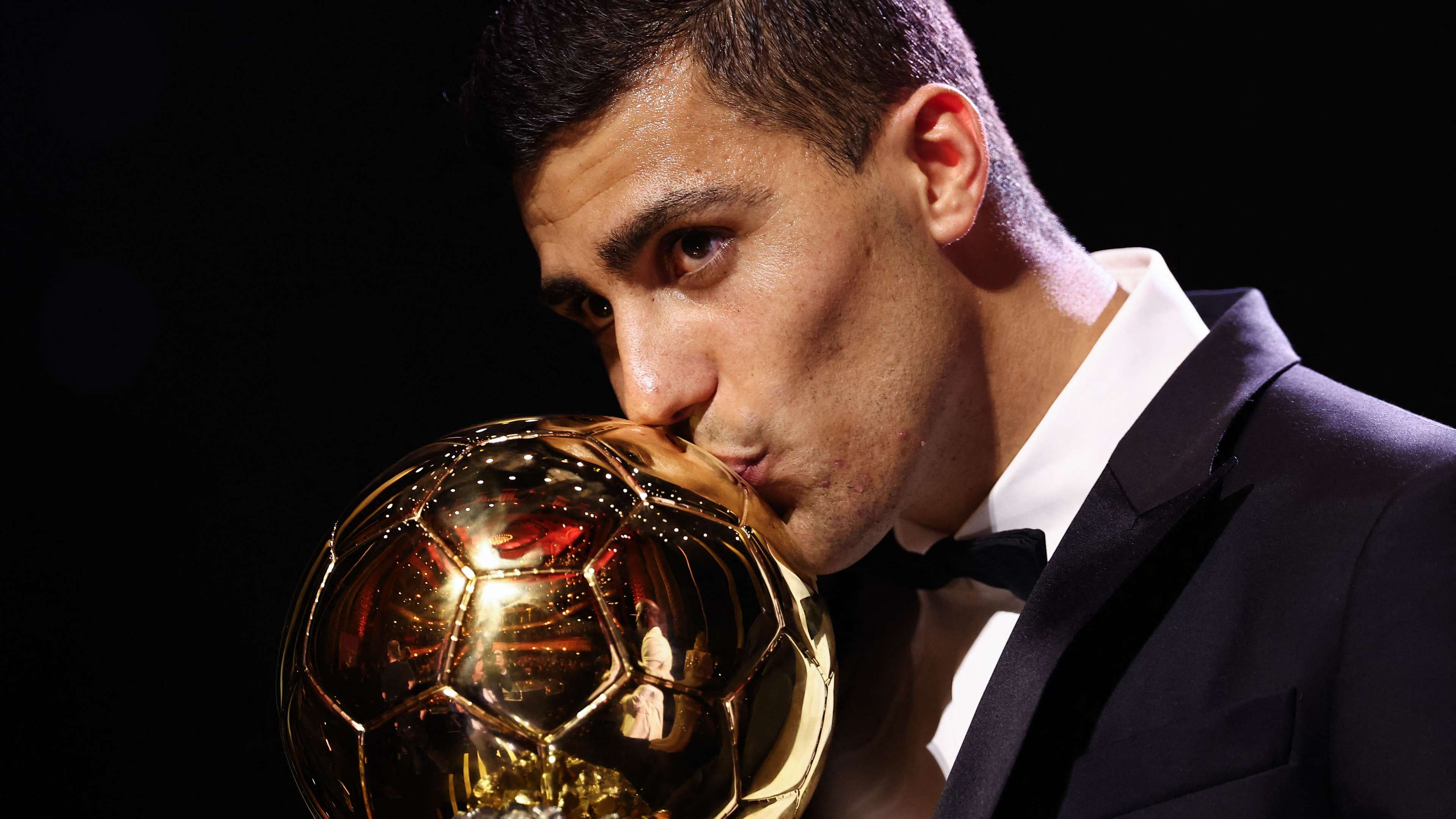 📽️ | Rodri given hero's welcome on return to Man City  