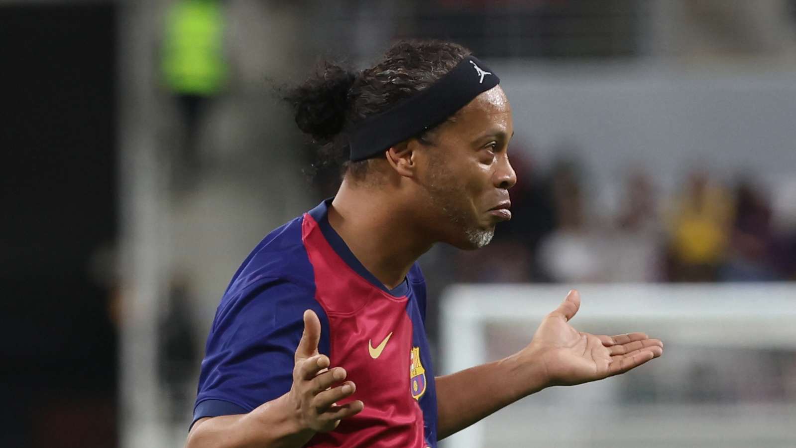 📽️ | Ronaldinho scores brilliant free-kick in Legends Clasico  