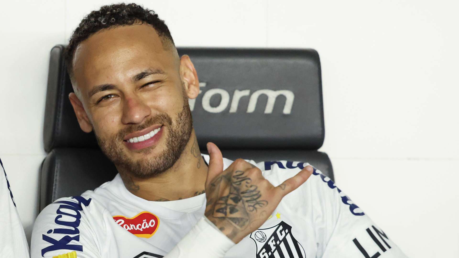 📽️ | Neymar selfie queue! Rivals desperate for Santos snap  