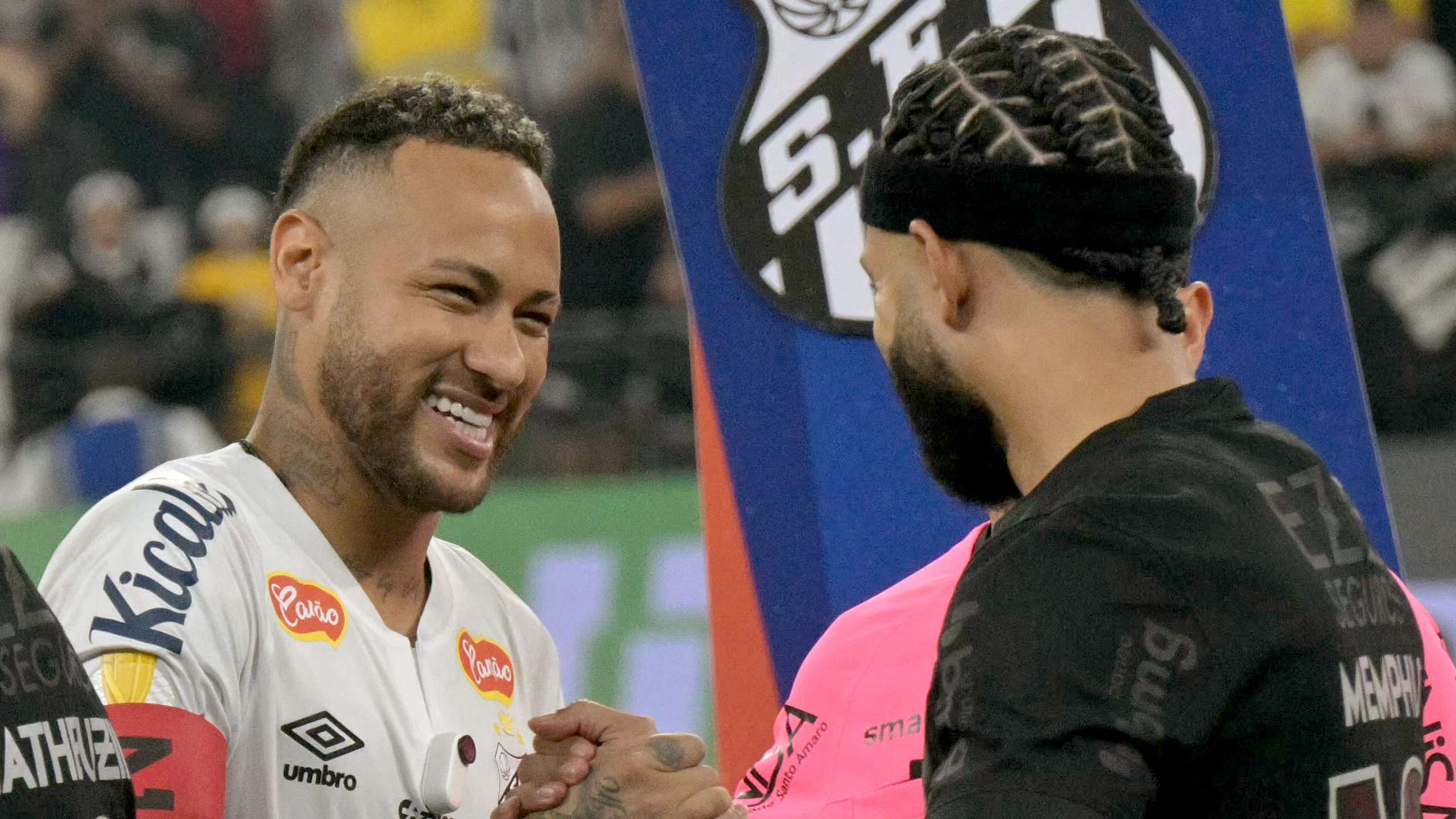 📽️ | Neymar & Depay share touching moment after Brazil game  