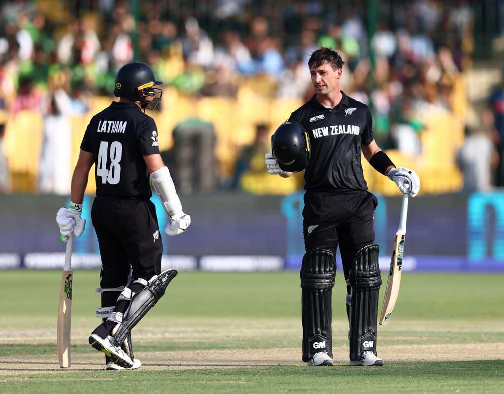 Latham, Young tons power New Zealand to 320  