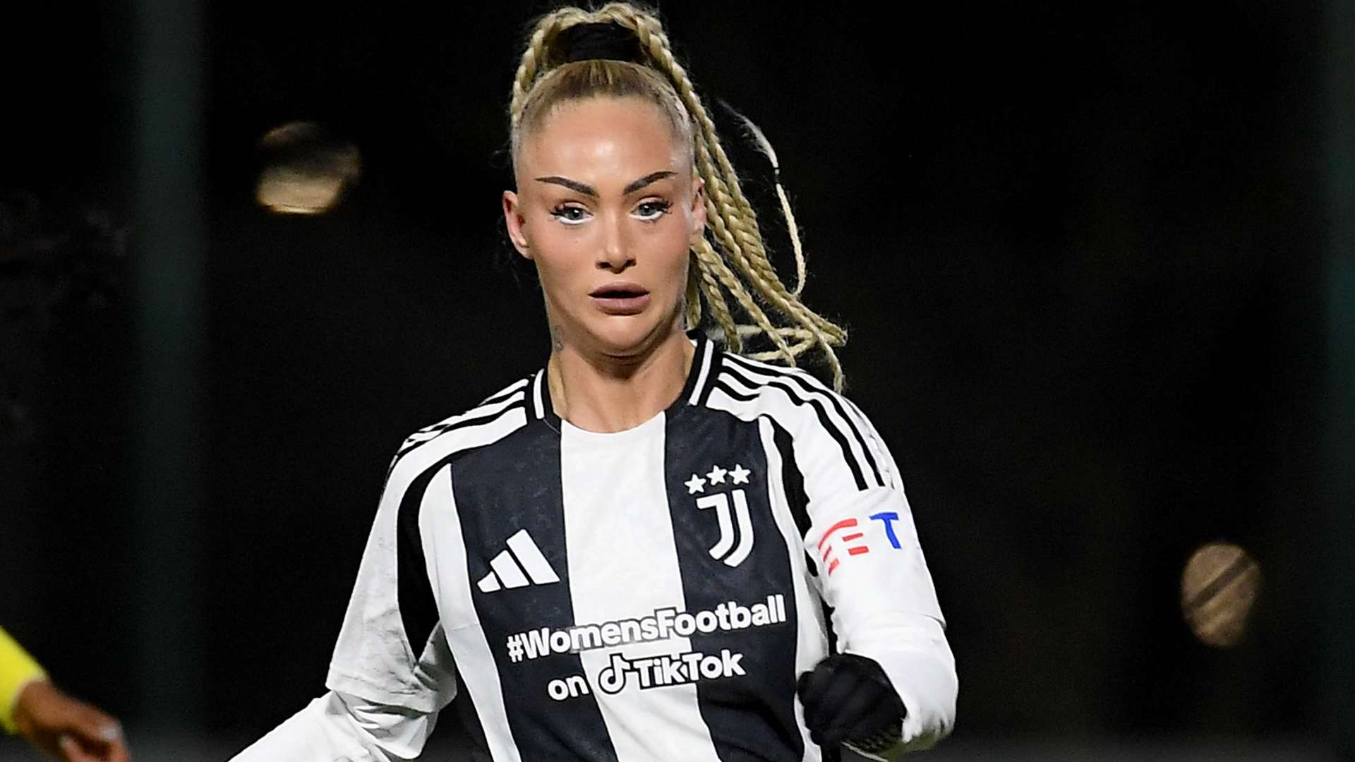 Lehmann gives two-word verdict as Juve star shows off new kit  