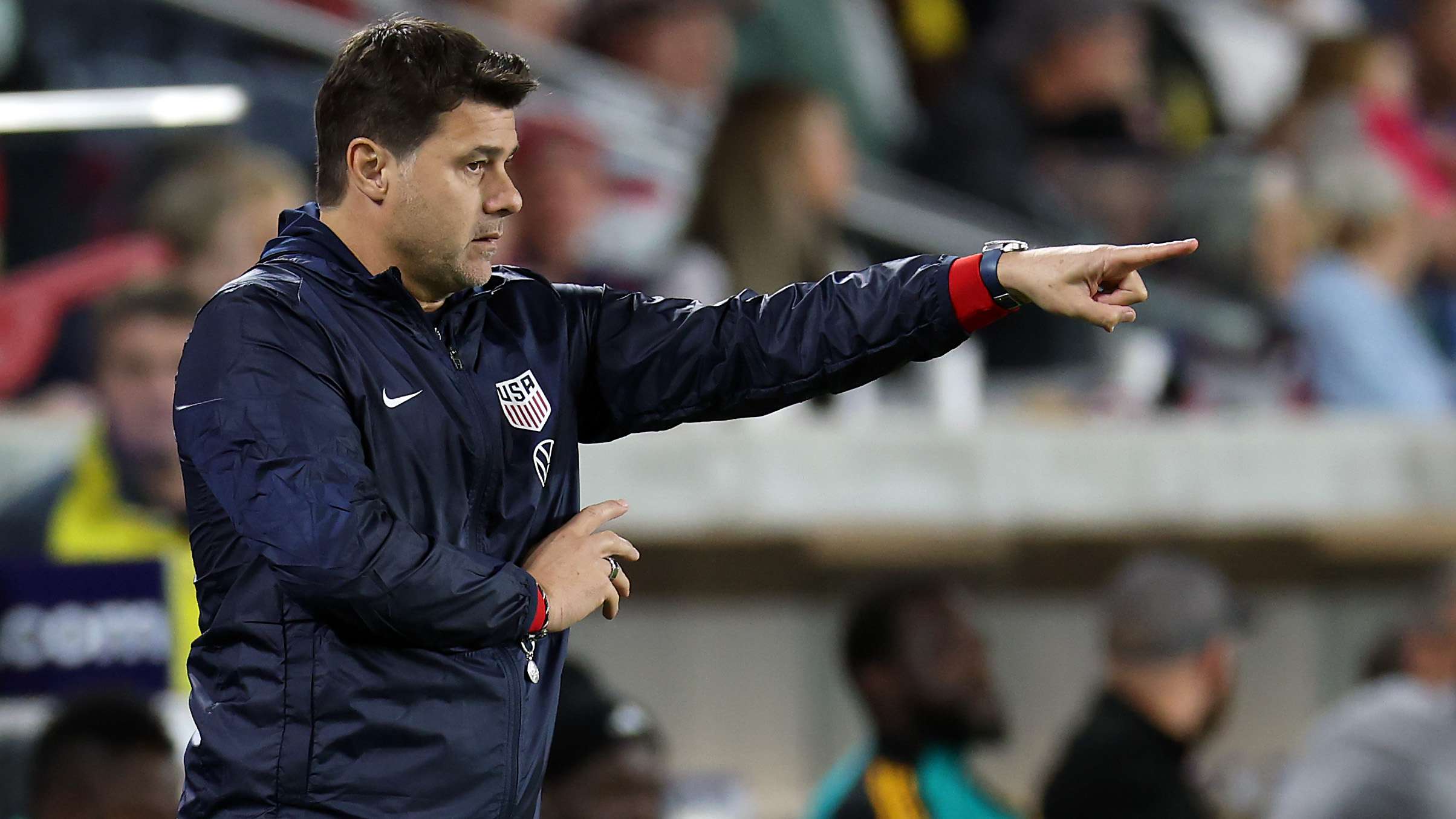 Gomez criticizes Pochettino for lack of communication with Dest  