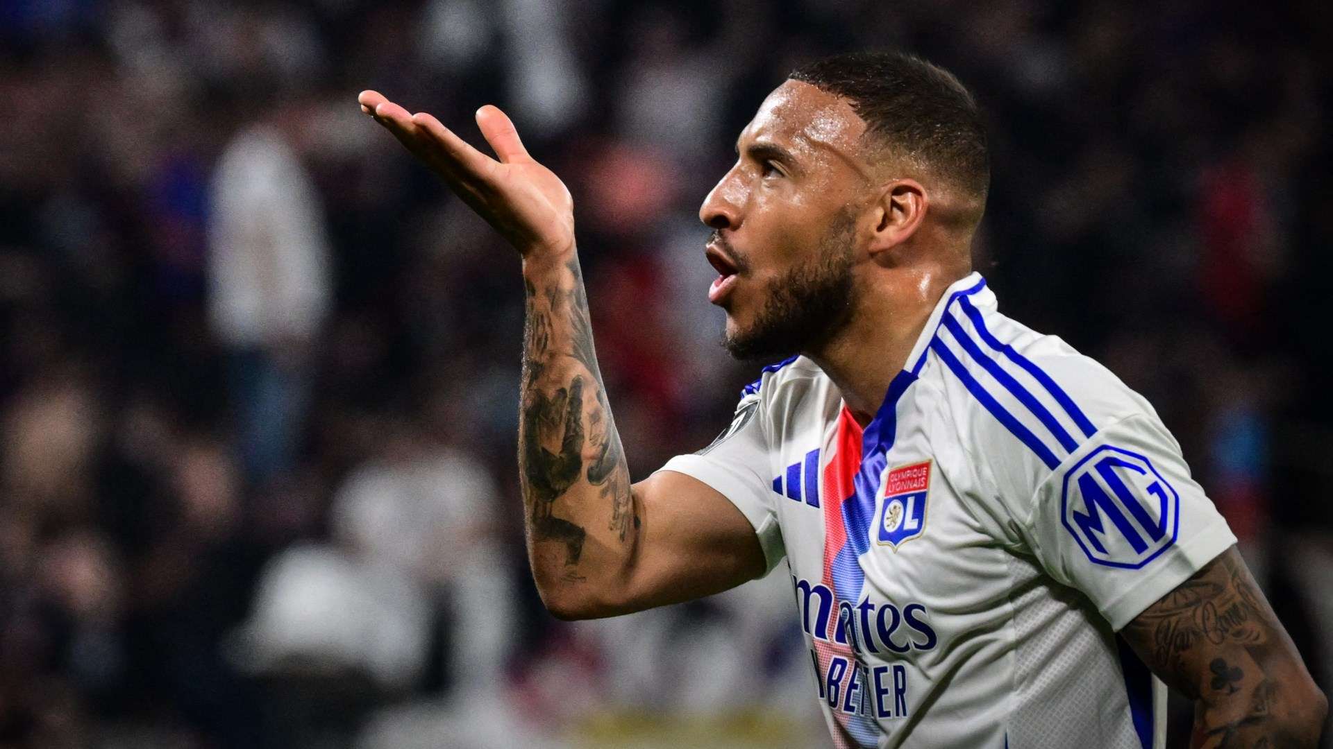 Man Utd in shock move to land former Bayern midfielder  