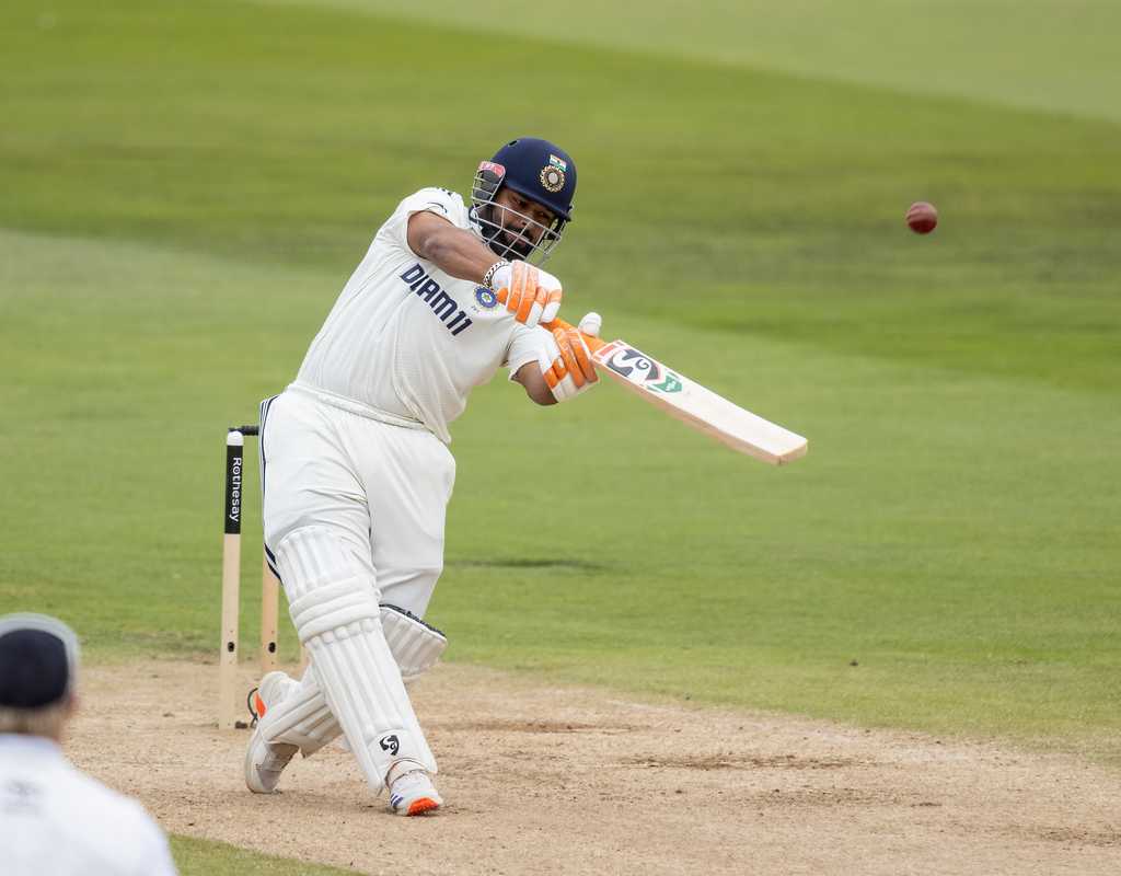 Flamboyant Pant, steady Rahul take India's lead past 350  