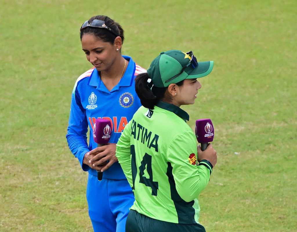 Toss confusion marks start of India-Pakistan clash in Colombo  