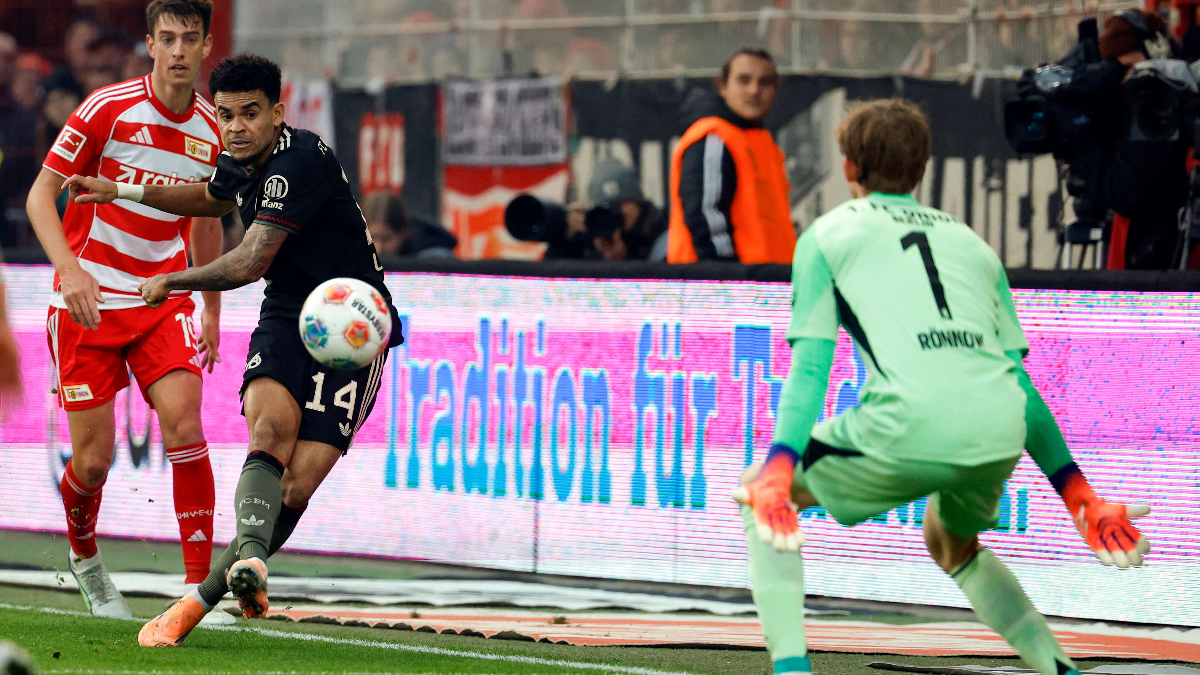 📽️ | Diaz scores stunning goal of the season contender for Bayern  