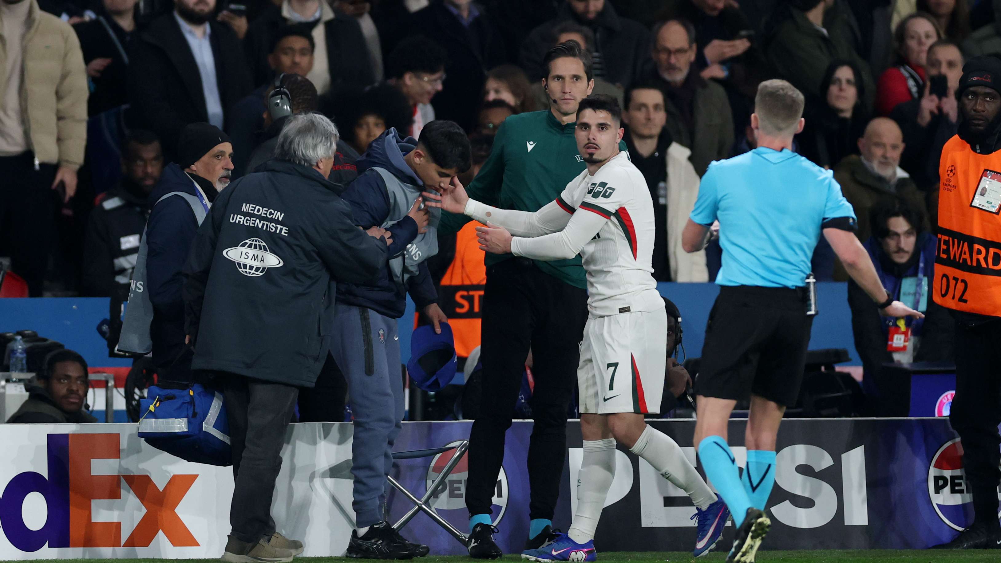 📽️ | Neto slammed for 'disgusting' ball boy clash  