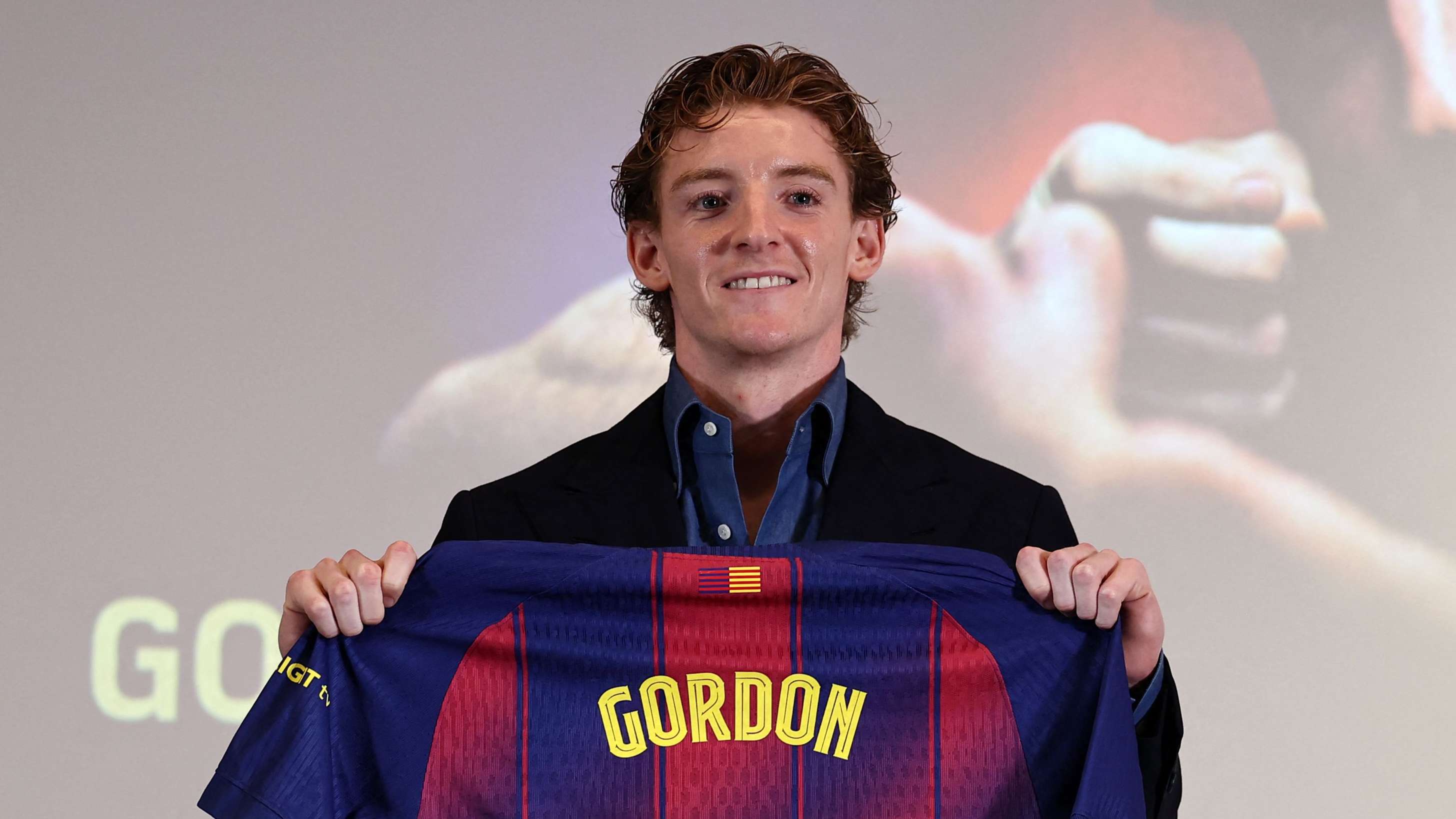 📽️ | Anthony Gordon speaks fluent Spanish at Barca unveiling  