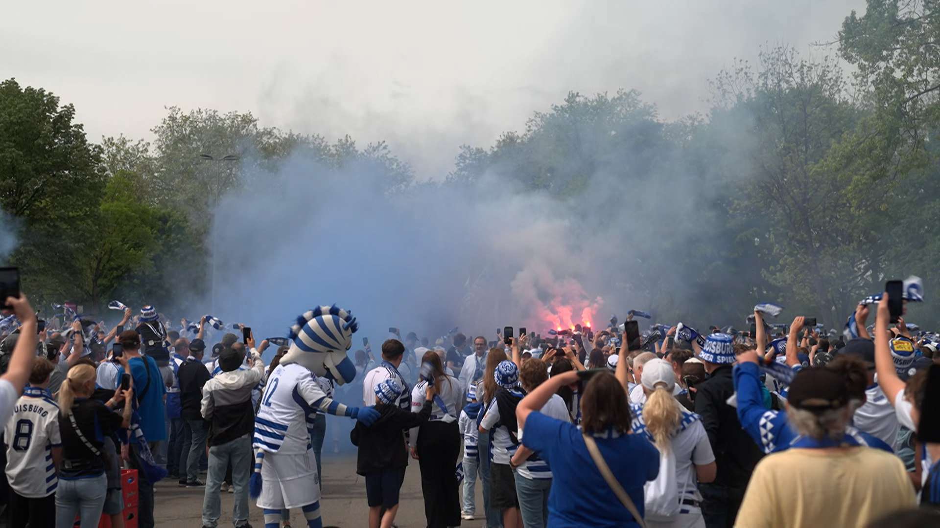 Pitch invasion! Osnabrück promoted to the 2. Bundesliga  