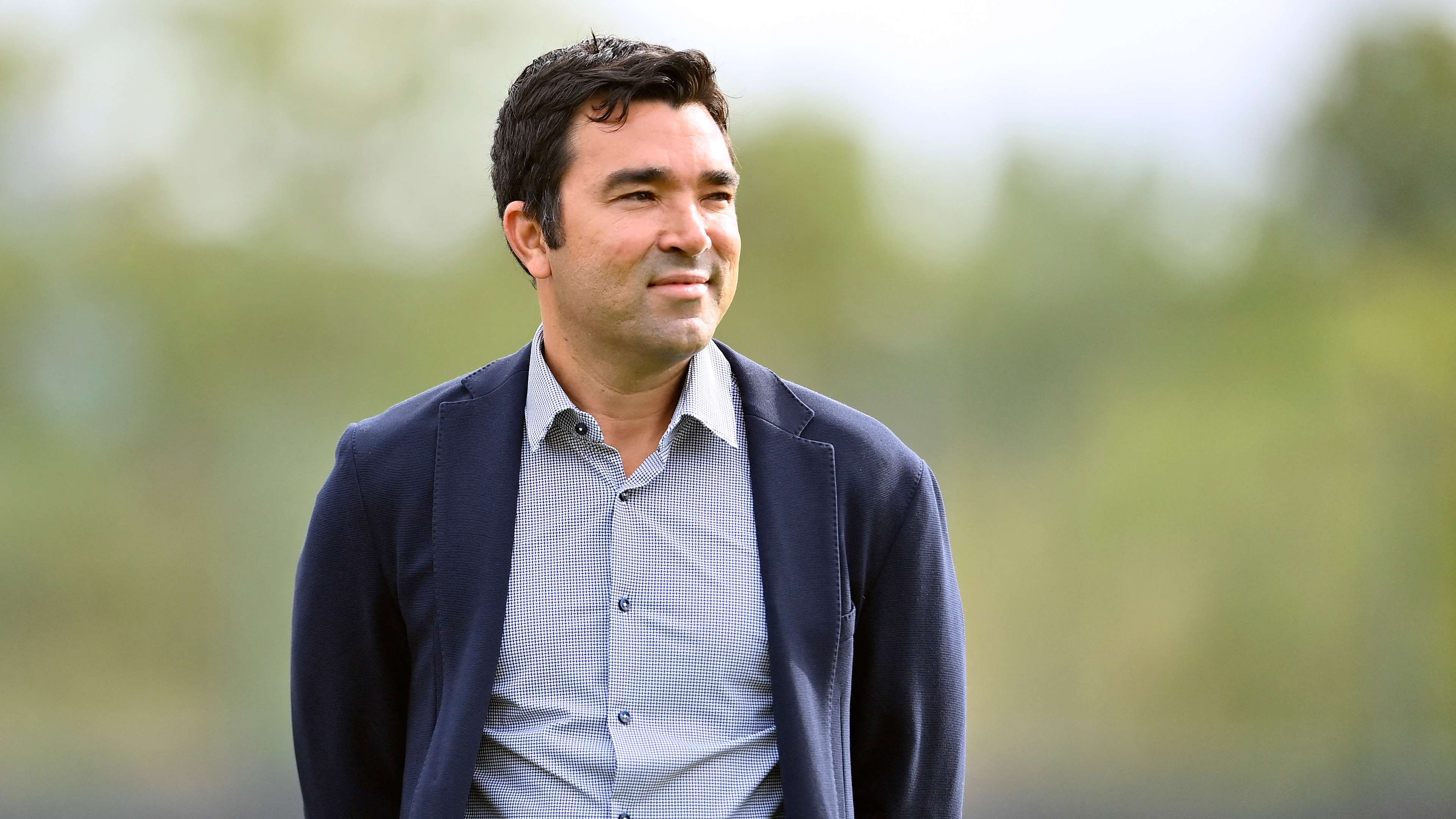 A dilemma facing Deco: Barcelona believes in its star's talent, but plans for his departure  