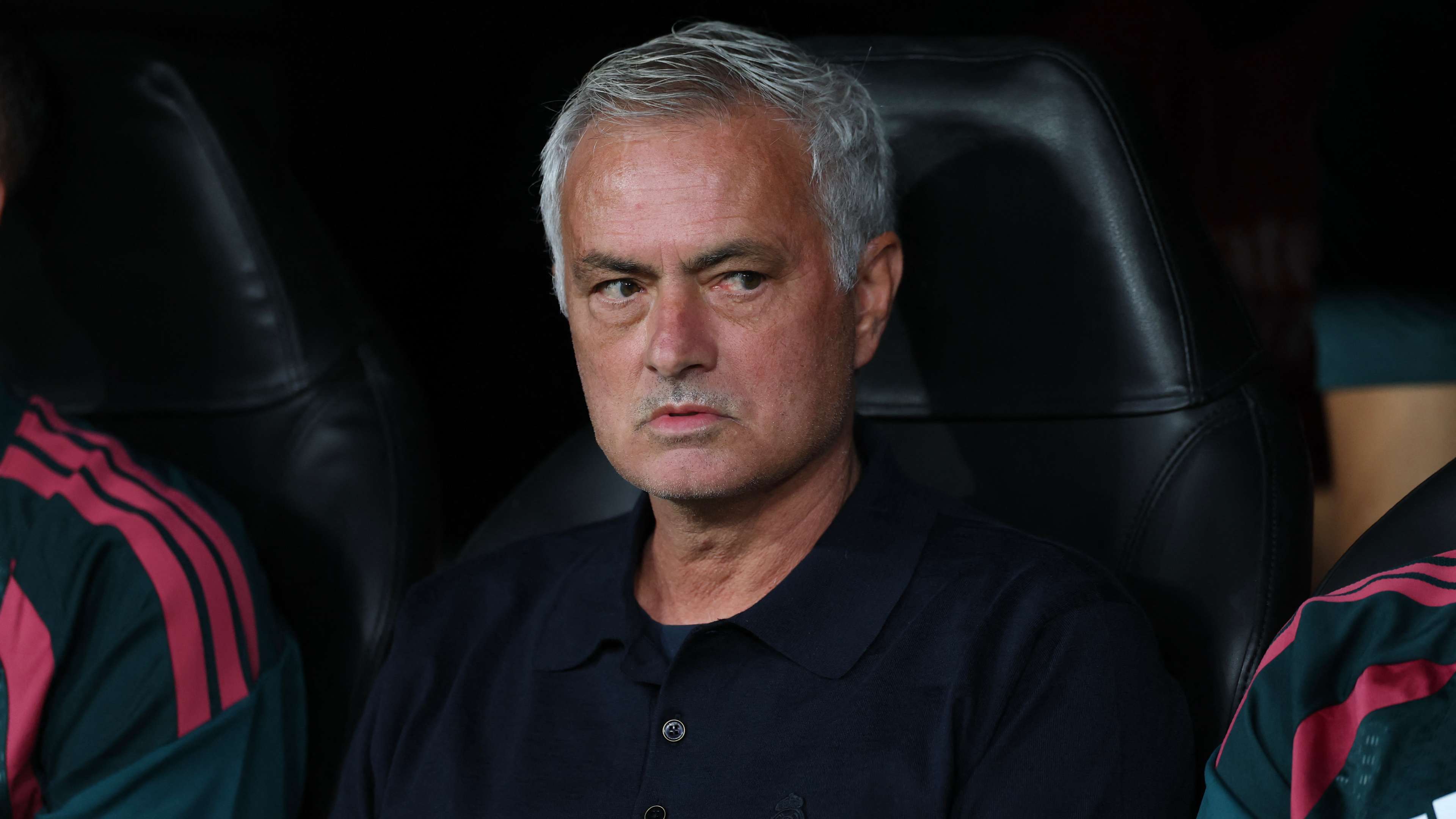 Raúl criticises Real Madrid's performance, and Mourinho responds with irritation and a controversial look  